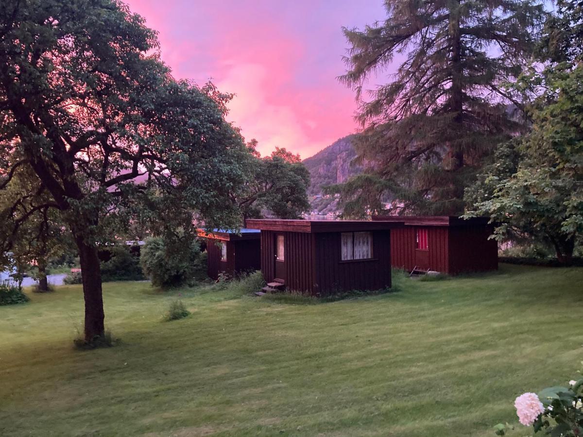 Hotel Nokling & Camping Hjelmeland Buitenkant foto