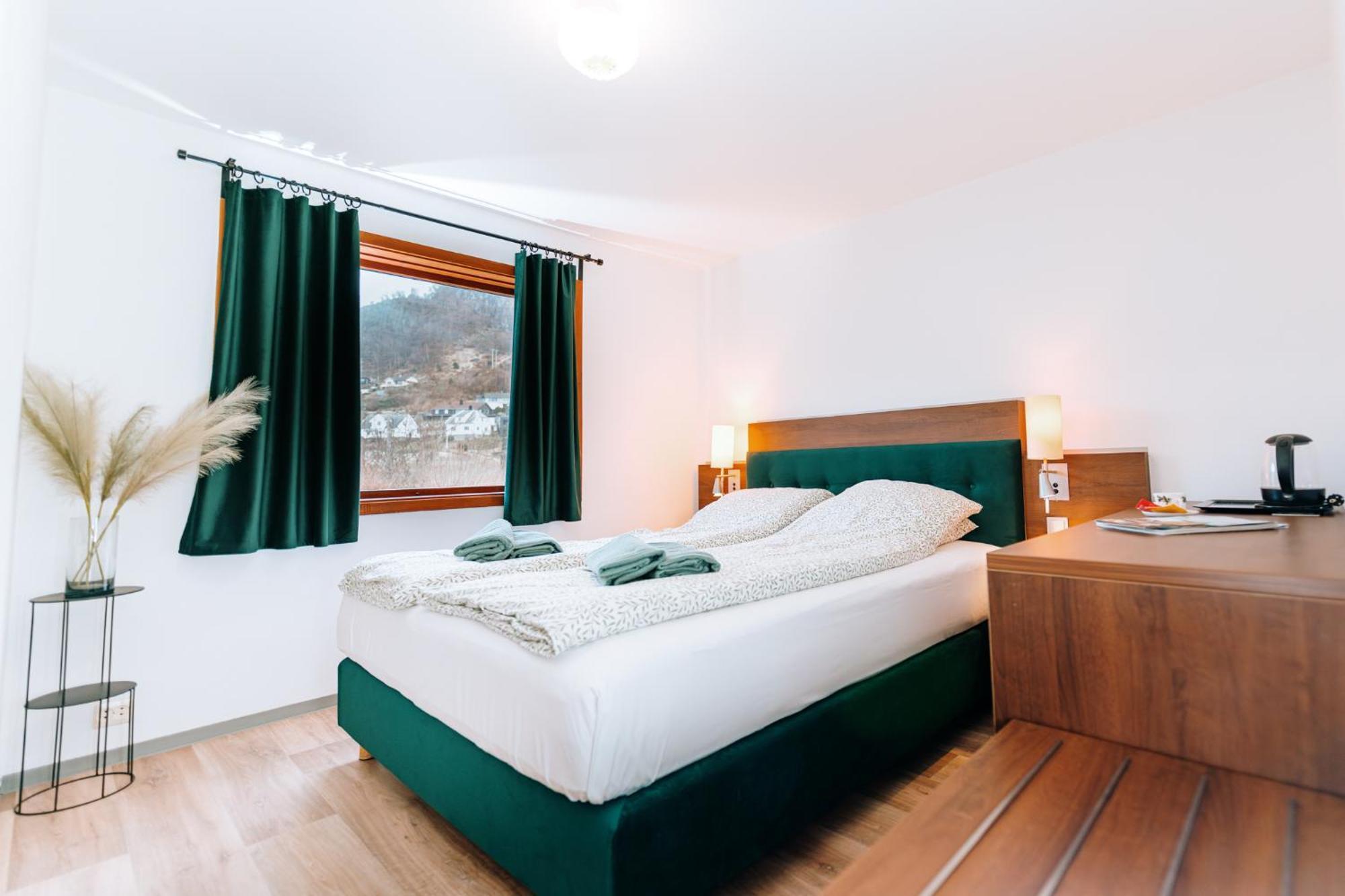 Hotel Nokling & Camping Hjelmeland Buitenkant foto