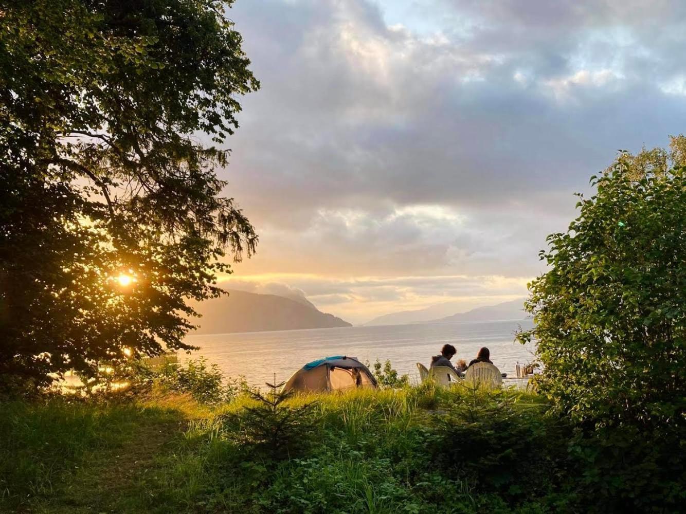 Hotel Nokling & Camping Hjelmeland Buitenkant foto